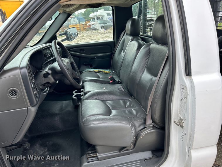 image for item NL9392 2005 GMC Sierra 3500  flatbed pickup truck