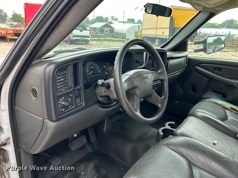 image for item NL9392 2005 GMC Sierra 3500  flatbed pickup truck