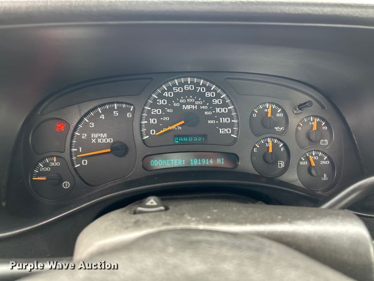 image for item NL9392 2005 GMC Sierra 3500  flatbed pickup truck