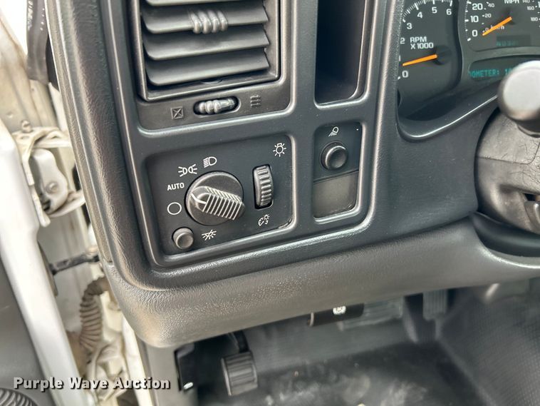 image for item NL9392 2005 GMC Sierra 3500  flatbed pickup truck