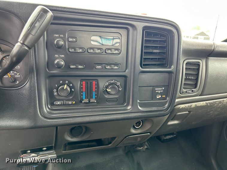 image for item NL9392 2005 GMC Sierra 3500  flatbed pickup truck