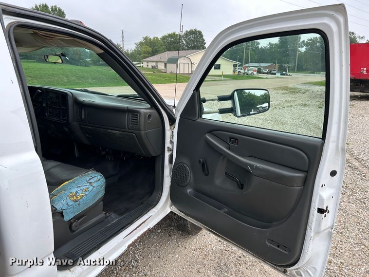 image for item NL9392 2005 GMC Sierra 3500  flatbed pickup truck