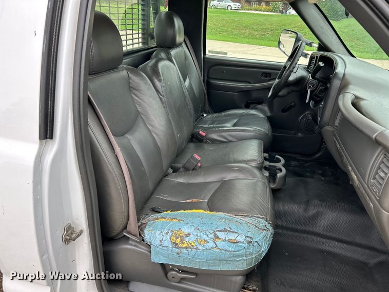 image for item NL9392 2005 GMC Sierra 3500  flatbed pickup truck