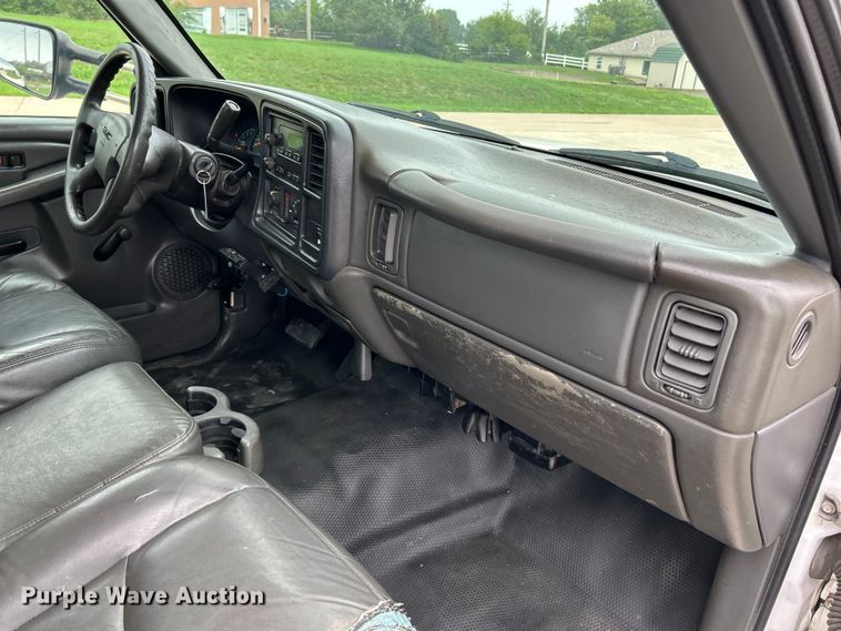 image for item NL9392 2005 GMC Sierra 3500  flatbed pickup truck