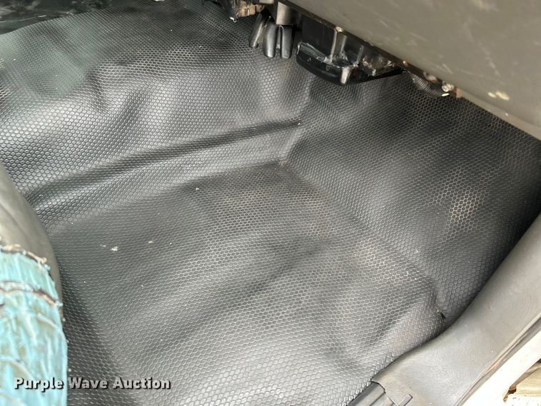 image for item NL9392 2005 GMC Sierra 3500  flatbed pickup truck