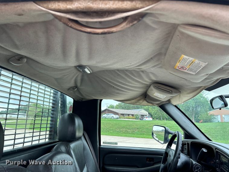 image for item NL9392 2005 GMC Sierra 3500  flatbed pickup truck