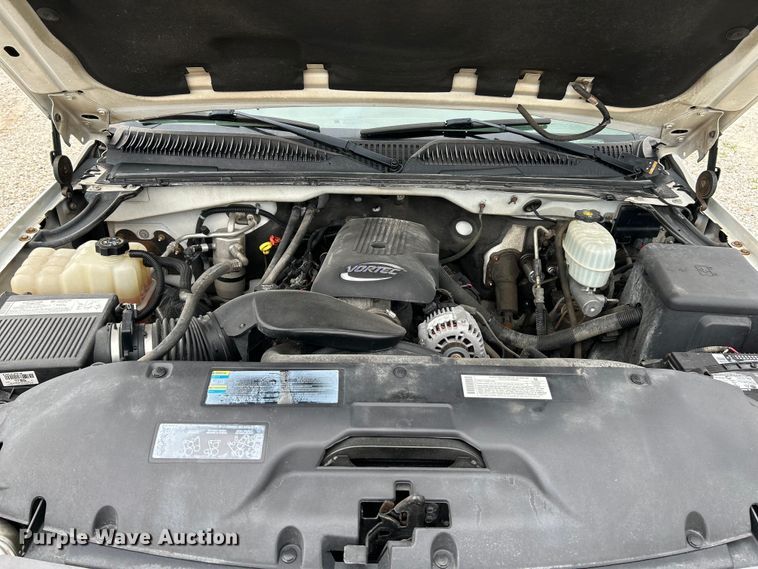 image for item NL9392 2005 GMC Sierra 3500  flatbed pickup truck