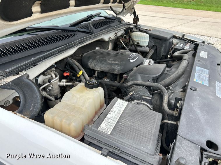 image for item NL9392 2005 GMC Sierra 3500  flatbed pickup truck