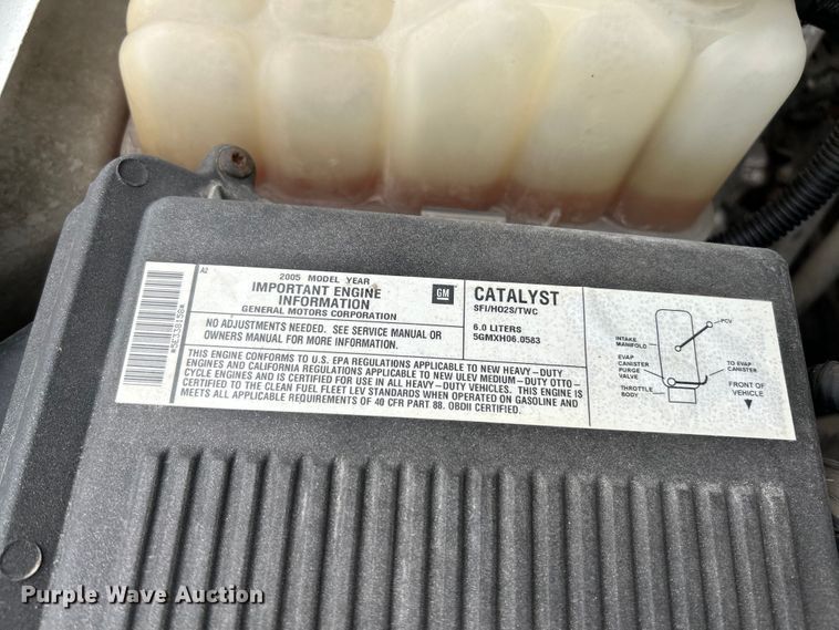 image for item NL9392 2005 GMC Sierra 3500  flatbed pickup truck