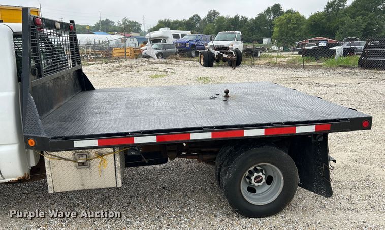 image for item NL9392 2005 GMC Sierra 3500  flatbed pickup truck