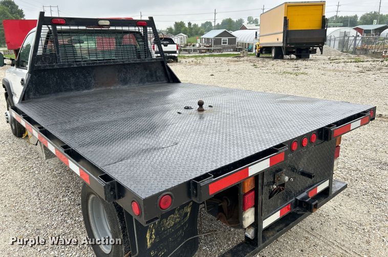 image for item NL9392 2005 GMC Sierra 3500  flatbed pickup truck