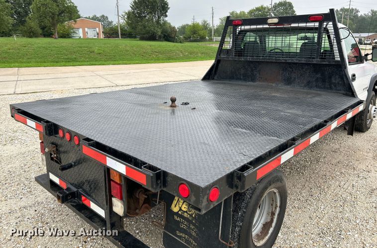 image for item NL9392 2005 GMC Sierra 3500  flatbed pickup truck