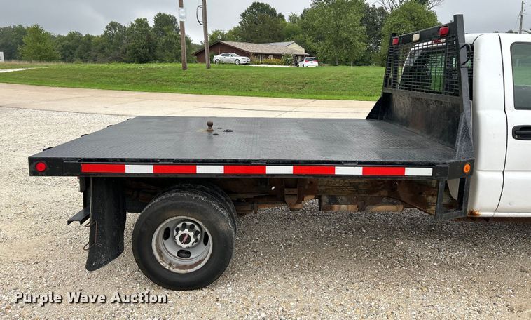 image for item NL9392 2005 GMC Sierra 3500  flatbed pickup truck