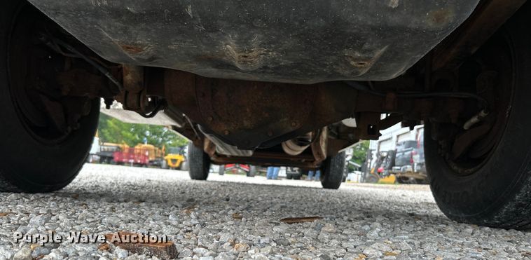 image for item NL9392 2005 GMC Sierra 3500  flatbed pickup truck