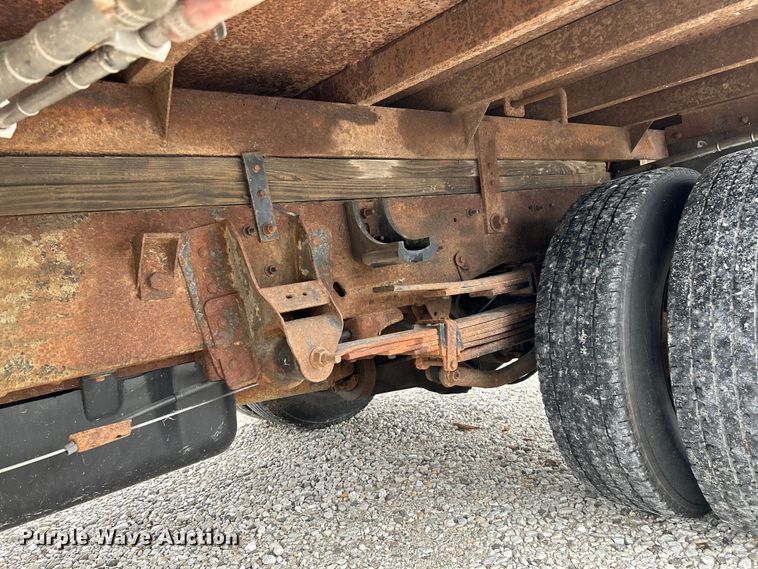 image for item NL9392 2005 GMC Sierra 3500  flatbed pickup truck