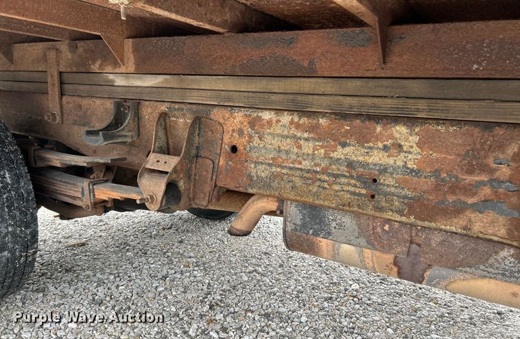 image for item NL9392 2005 GMC Sierra 3500  flatbed pickup truck