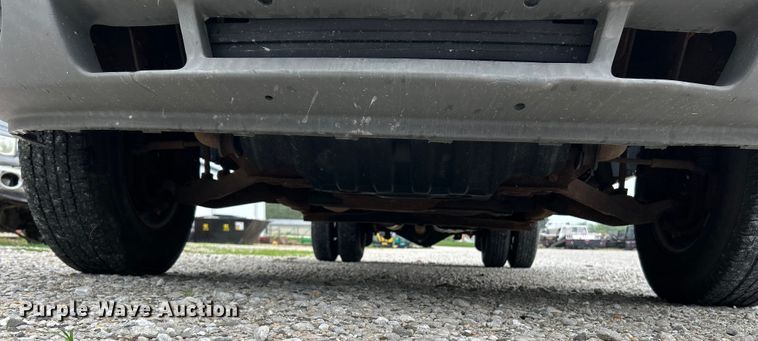 image for item NL9392 2005 GMC Sierra 3500  flatbed pickup truck