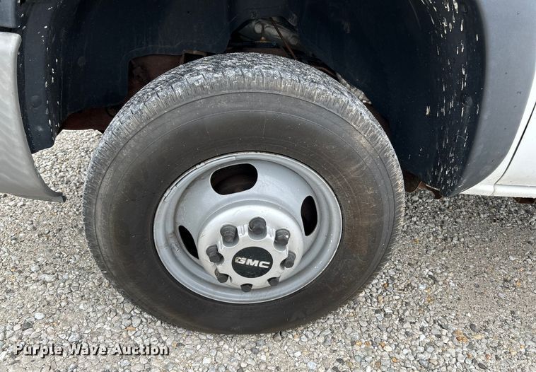 image for item NL9392 2005 GMC Sierra 3500  flatbed pickup truck