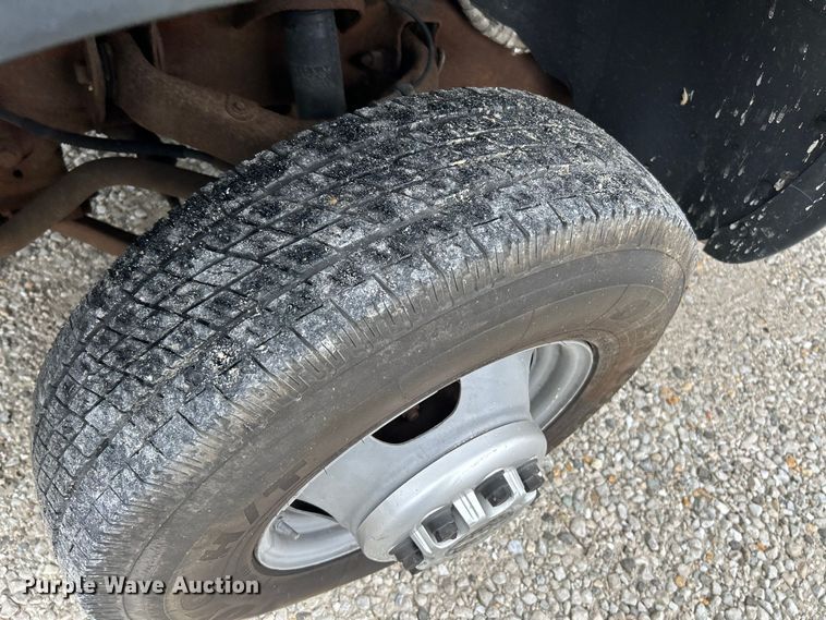 image for item NL9392 2005 GMC Sierra 3500  flatbed pickup truck