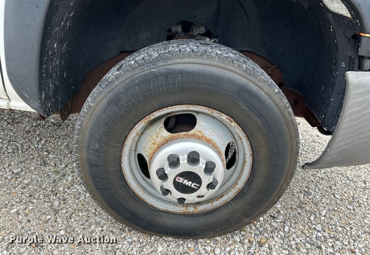 image for item NL9392 2005 GMC Sierra 3500  flatbed pickup truck