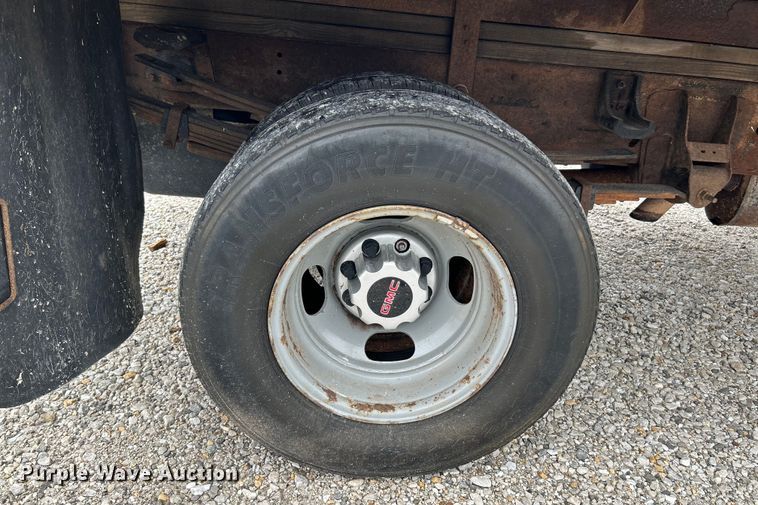 image for item NL9392 2005 GMC Sierra 3500  flatbed pickup truck