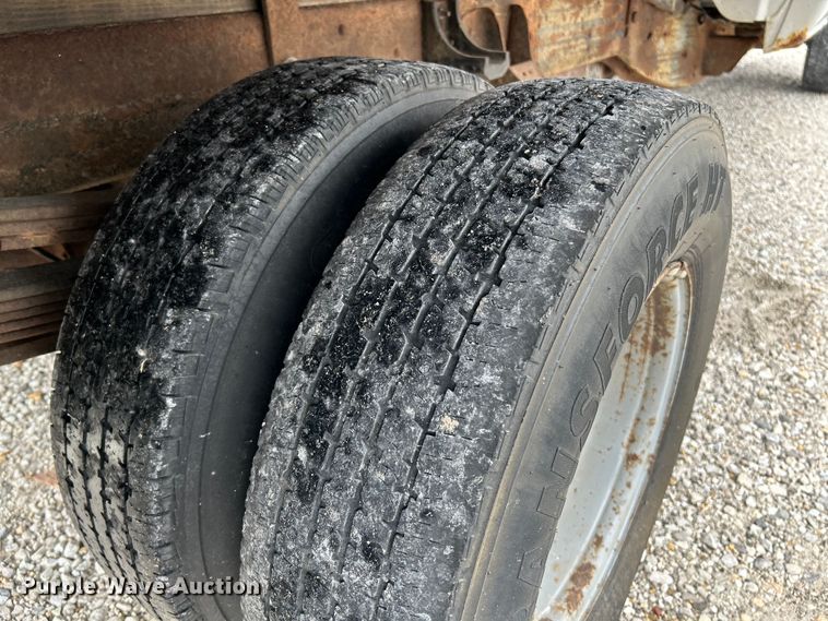 image for item NL9392 2005 GMC Sierra 3500  flatbed pickup truck