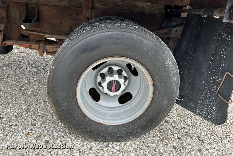 image for item NL9392 2005 GMC Sierra 3500  flatbed pickup truck