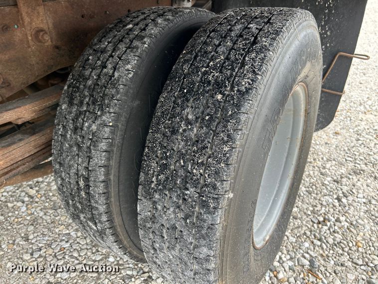 image for item NL9392 2005 GMC Sierra 3500  flatbed pickup truck