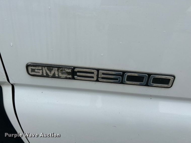 image for item NL9392 2005 GMC Sierra 3500  flatbed pickup truck