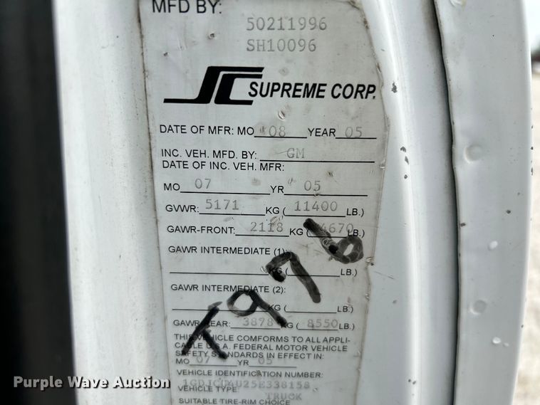 image for item NL9392 2005 GMC Sierra 3500  flatbed pickup truck