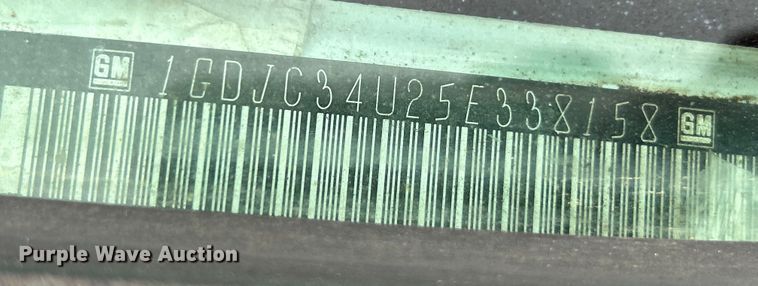 image for item NL9392 2005 GMC Sierra 3500  flatbed pickup truck