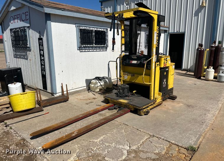 image for item NM9472 Hyster R30F  order picker