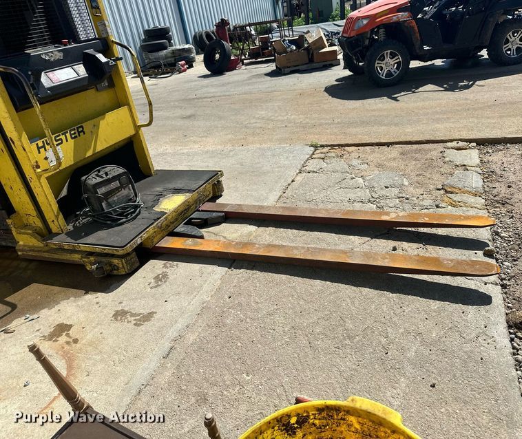 image for item NM9472 Hyster R30F  order picker