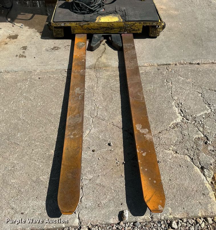 image for item NM9472 Hyster R30F  order picker