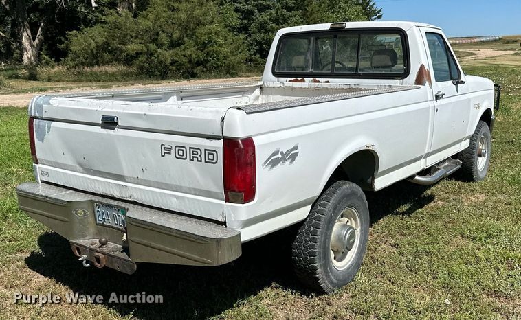 image for item NP9894 1993 Ford  F250 XL HD pickup truck