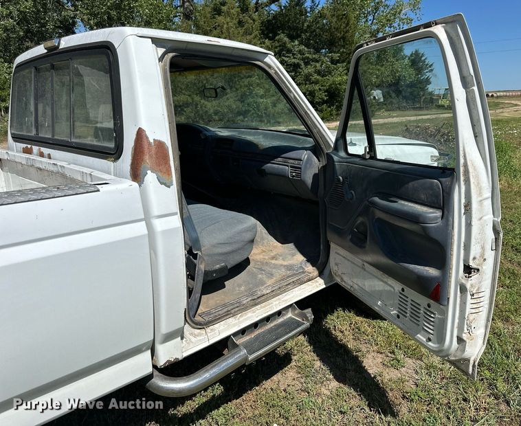 image for item NP9894 1993 Ford  F250 XL HD pickup truck