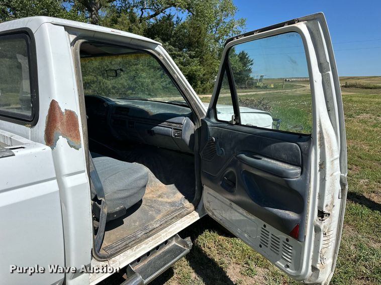 image for item NP9894 1993 Ford  F250 XL HD pickup truck