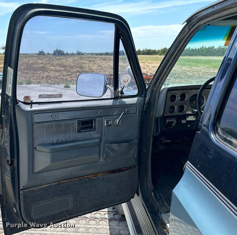 image for item NP9937 1984 Chevrolet K10 Suburban  SUV