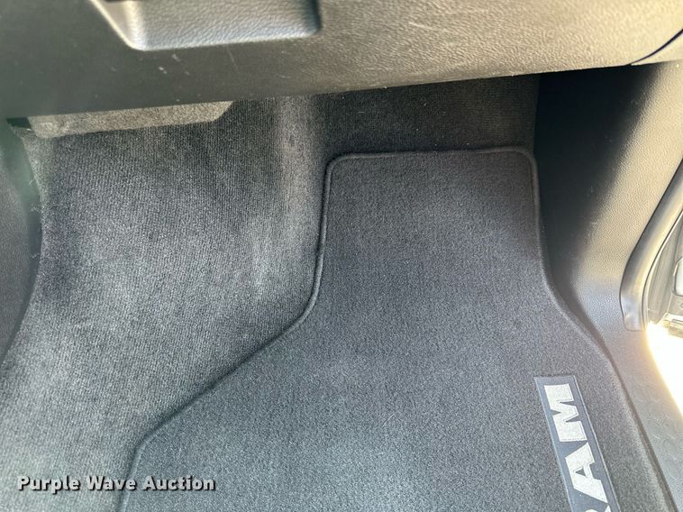 image for item NP9948 2013 Dodge Ram 1500  Crew Cab pickup truck