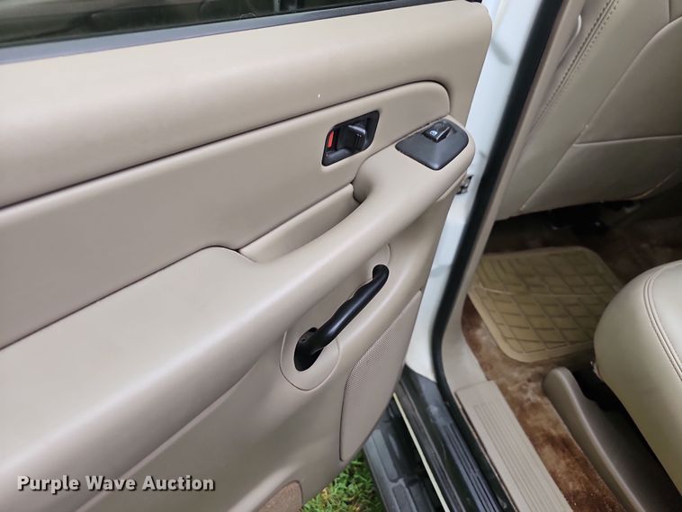 image for item NT9792 2005 GMC Yukon XL  SUV