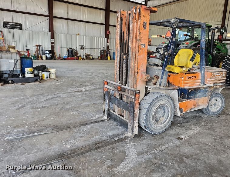 image for item NT9798 Toyota 02-5FD45  forklift