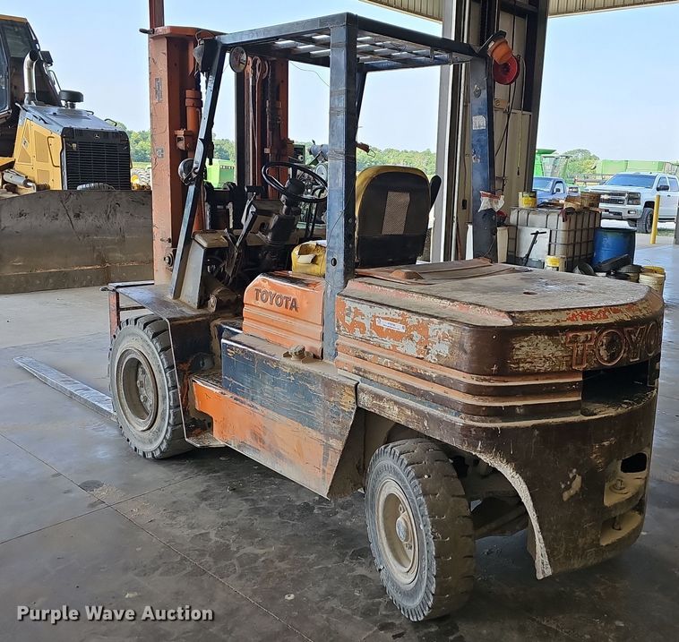 image for item NT9798 Toyota 02-5FD45  forklift