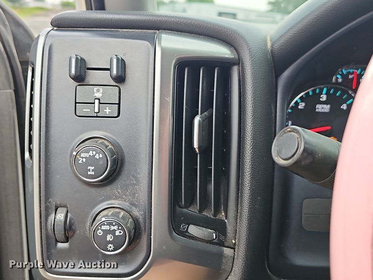 image for item NT9811 2018 Chevrolet Silverado 1500  Crew Cab pickup truck