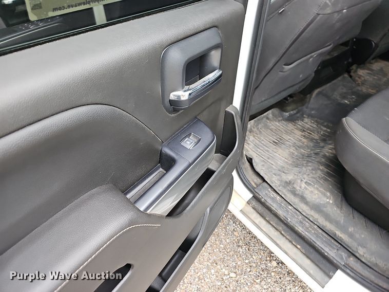 image for item NT9811 2018 Chevrolet Silverado 1500  Crew Cab pickup truck