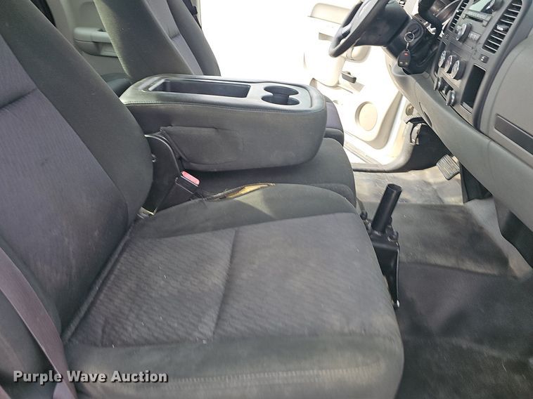 image for item NT9885 2013 GMC Sierra 2500HD  Ext. Cab pickup truck