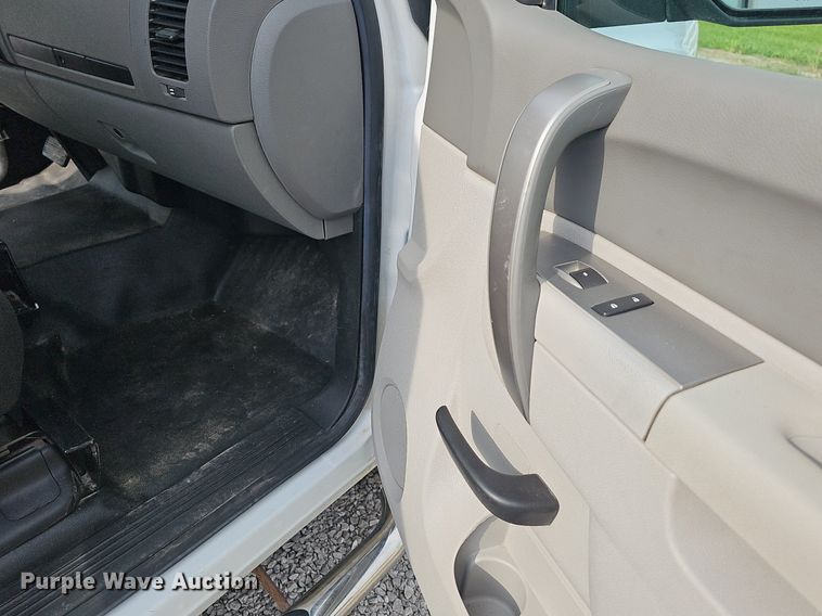 image for item NT9885 2013 GMC Sierra 2500HD  Ext. Cab pickup truck