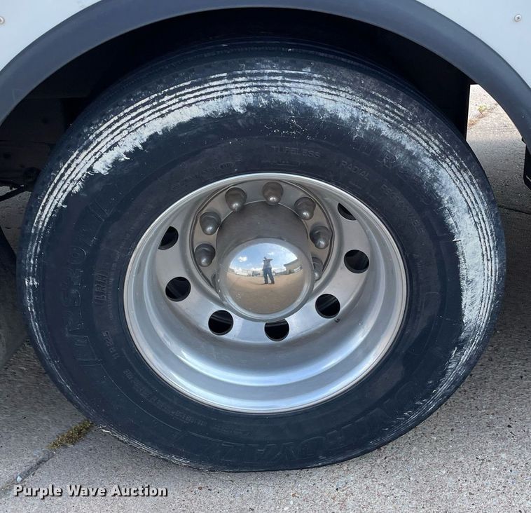 image for item NY9556 2009 Thomas Built Saf-T-Liner  bus