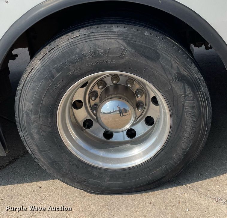 image for item NY9556 2009 Thomas Built Saf-T-Liner  bus