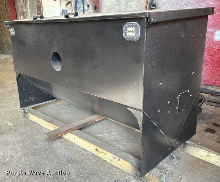 image for item OC9130 Crownline S32  cake feeder