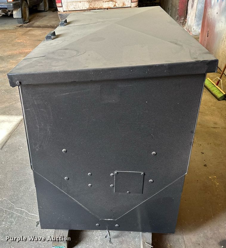 image for item OC9130 Crownline S32  cake feeder